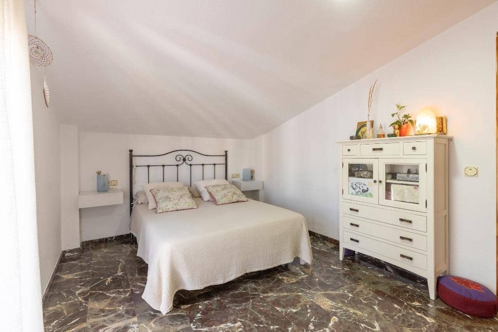 6 bedroom Semi-detached Villa for sale in Huetor Vega with pool garage - € 320,000 (Ref: 9436197)