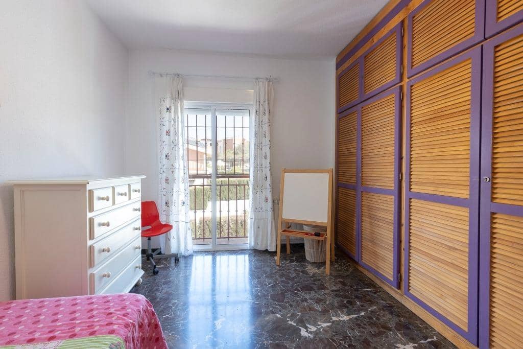 6 bedroom Semi-detached Villa for sale in Huetor Vega with pool garage - € 320,000 (Ref: 9436197)