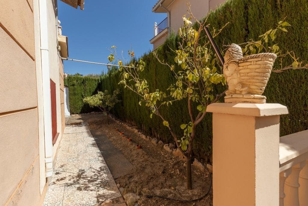 6 bedroom Semi-detached Villa for sale in Huetor Vega with pool garage - € 320,000 (Ref: 9436197)
