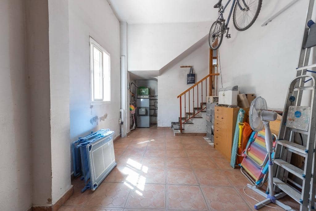 6 bedroom Semi-detached Villa for sale in Huetor Vega with pool garage - € 320,000 (Ref: 9436197)