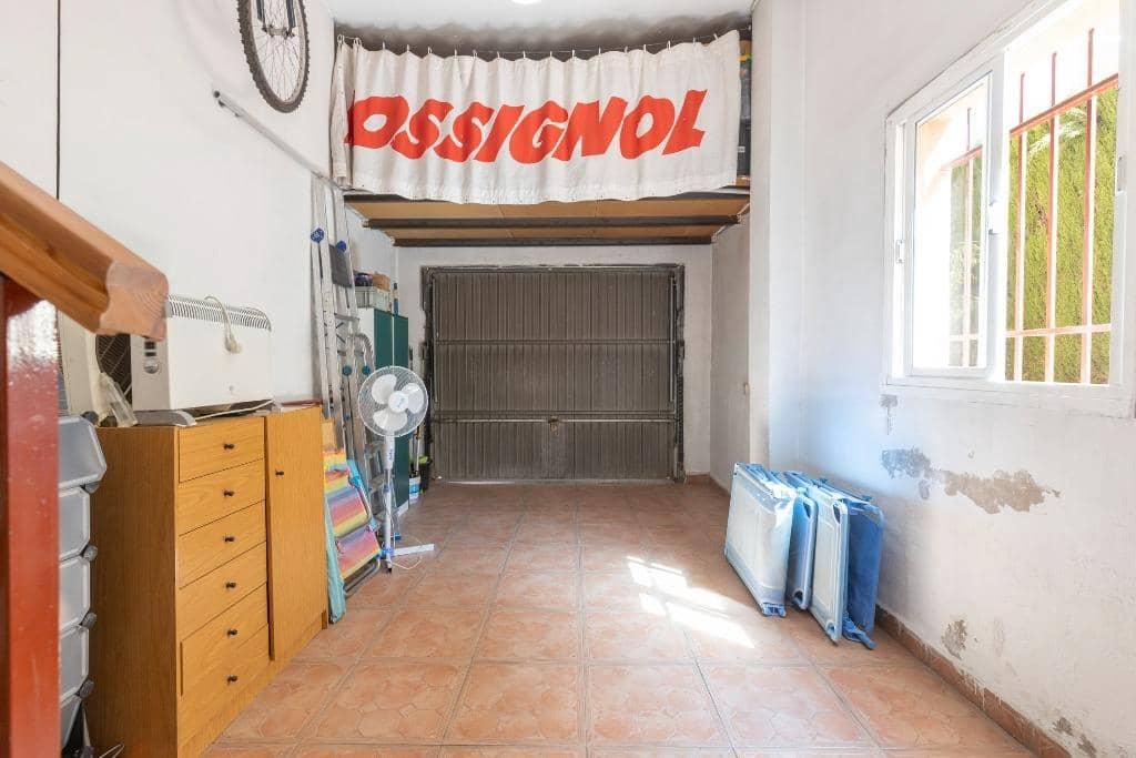 6 bedroom Semi-detached Villa for sale in Huetor Vega with pool garage - € 320,000 (Ref: 9436197)