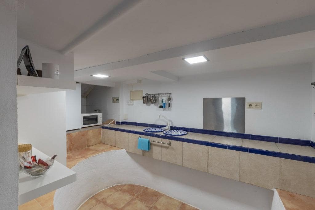 6 bedroom Semi-detached Villa for sale in Huetor Vega with pool garage - € 320,000 (Ref: 9436197)