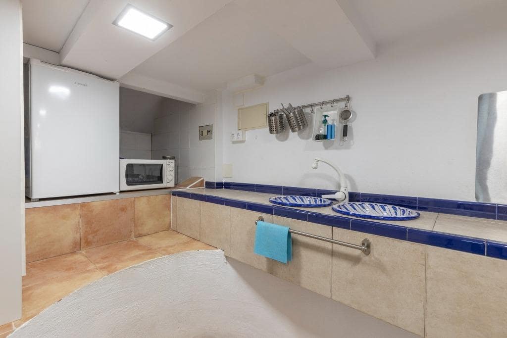 6 bedroom Semi-detached Villa for sale in Huetor Vega with pool garage - € 320,000 (Ref: 9436197)