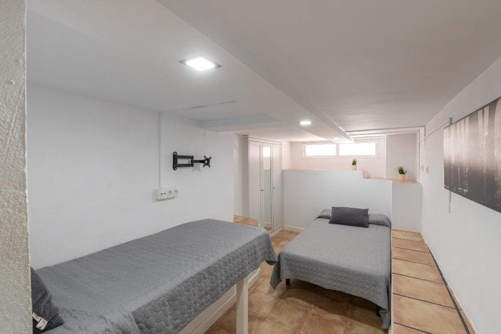 6 bedroom Semi-detached Villa for sale in Huetor Vega with pool garage - € 320,000 (Ref: 9436197)