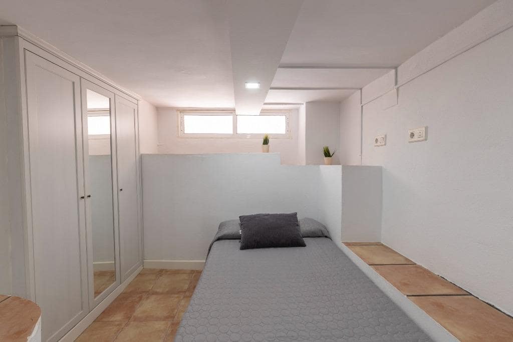 6 bedroom Semi-detached Villa for sale in Huetor Vega with pool garage - € 320,000 (Ref: 9436197)