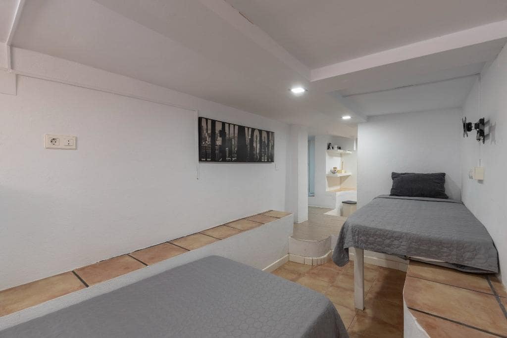 6 bedroom Semi-detached Villa for sale in Huetor Vega with pool garage - € 320,000 (Ref: 9436197)