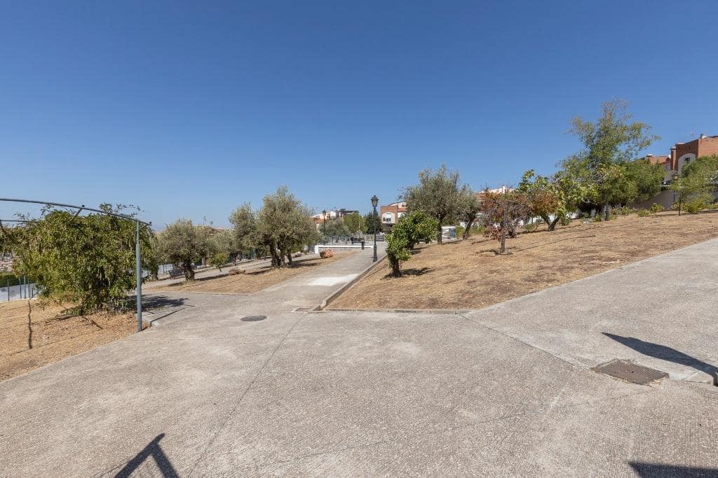 6 bedroom Semi-detached Villa for sale in Huetor Vega with pool garage - € 320,000 (Ref: 9436197)