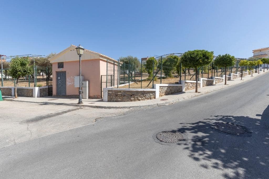 6 bedroom Semi-detached Villa for sale in Huetor Vega with pool garage - € 320,000 (Ref: 9436197)