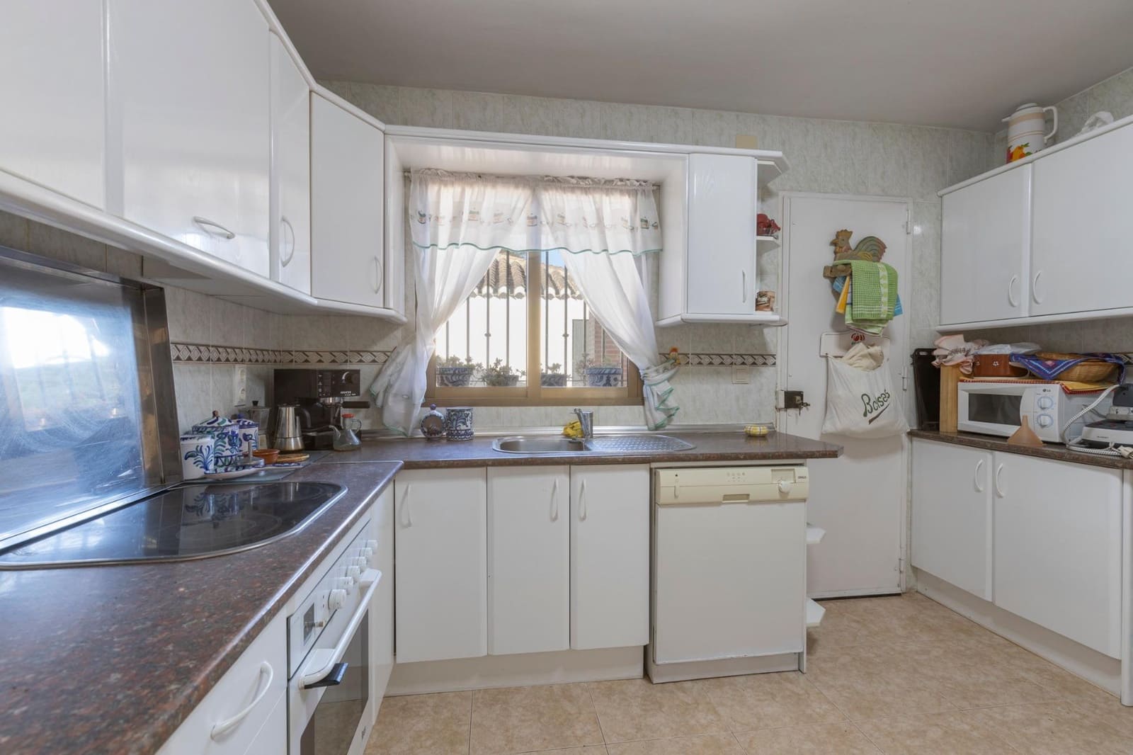 4 soveværelse Villa til salg i Albolote med swimmingpool garage - € 325.000 (Ref: 9437767)