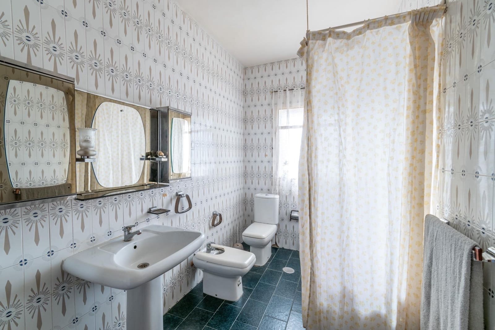 8 soveværelse Byhus til salg i Ambroz - € 290.000 (Ref: 9437785)