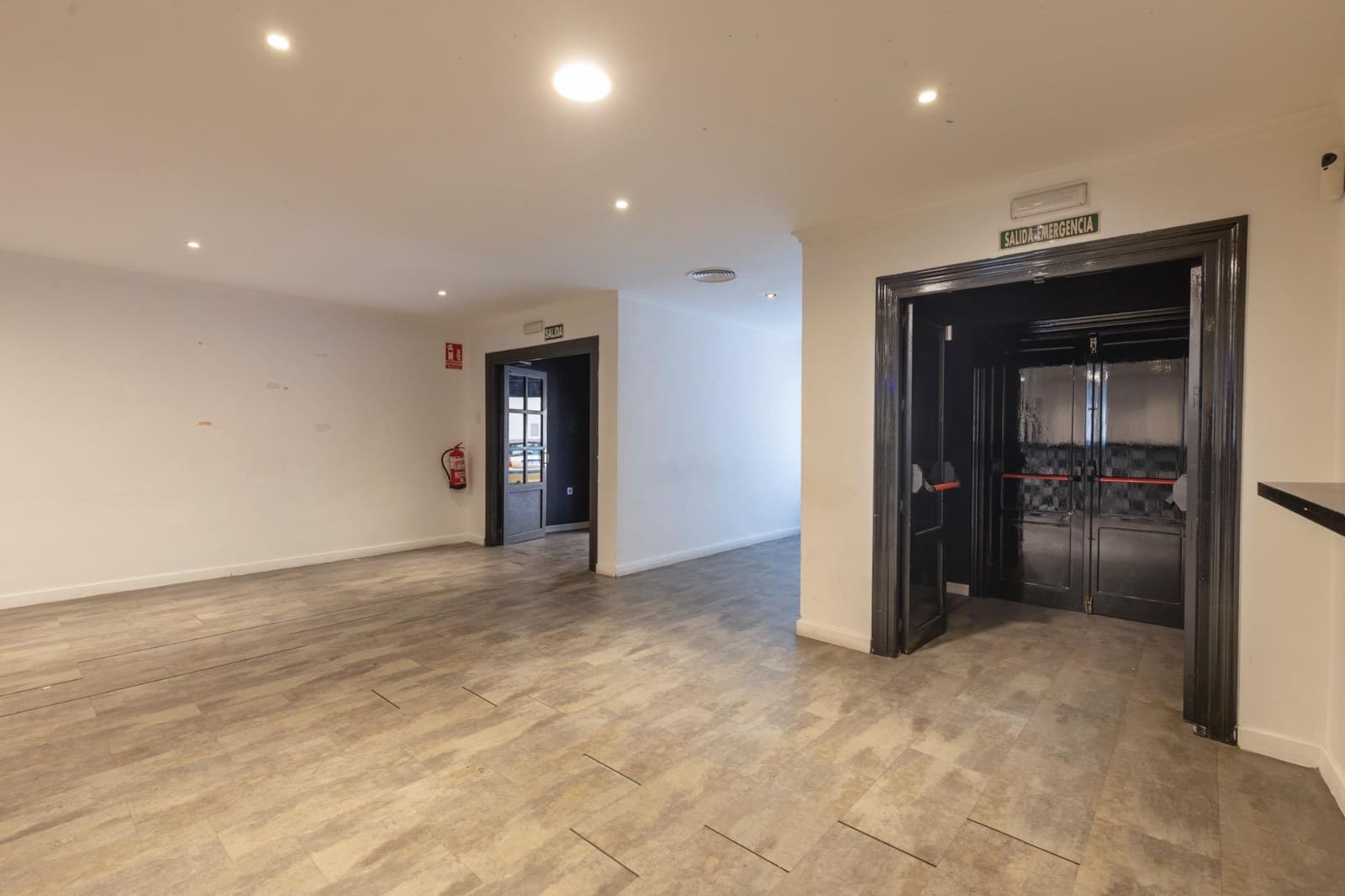 Commercial for sale in Motril - € 195,000 (Ref: 9443225)