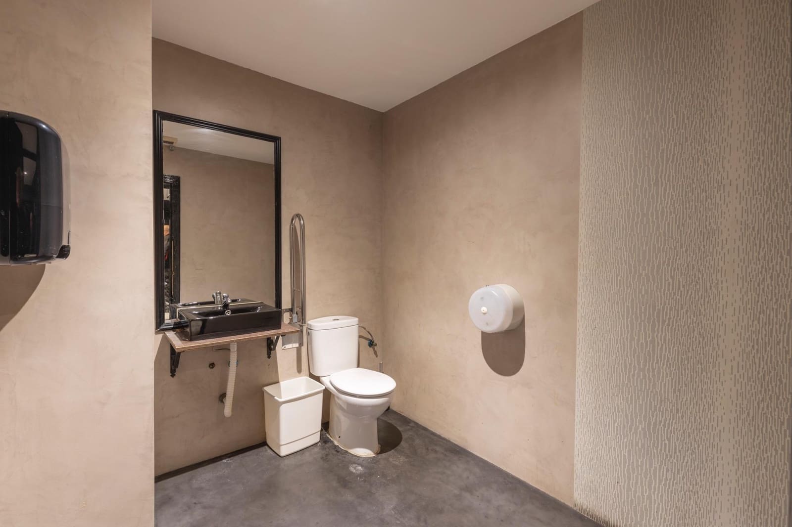 Commercial for sale in Motril - € 195,000 (Ref: 9443225)