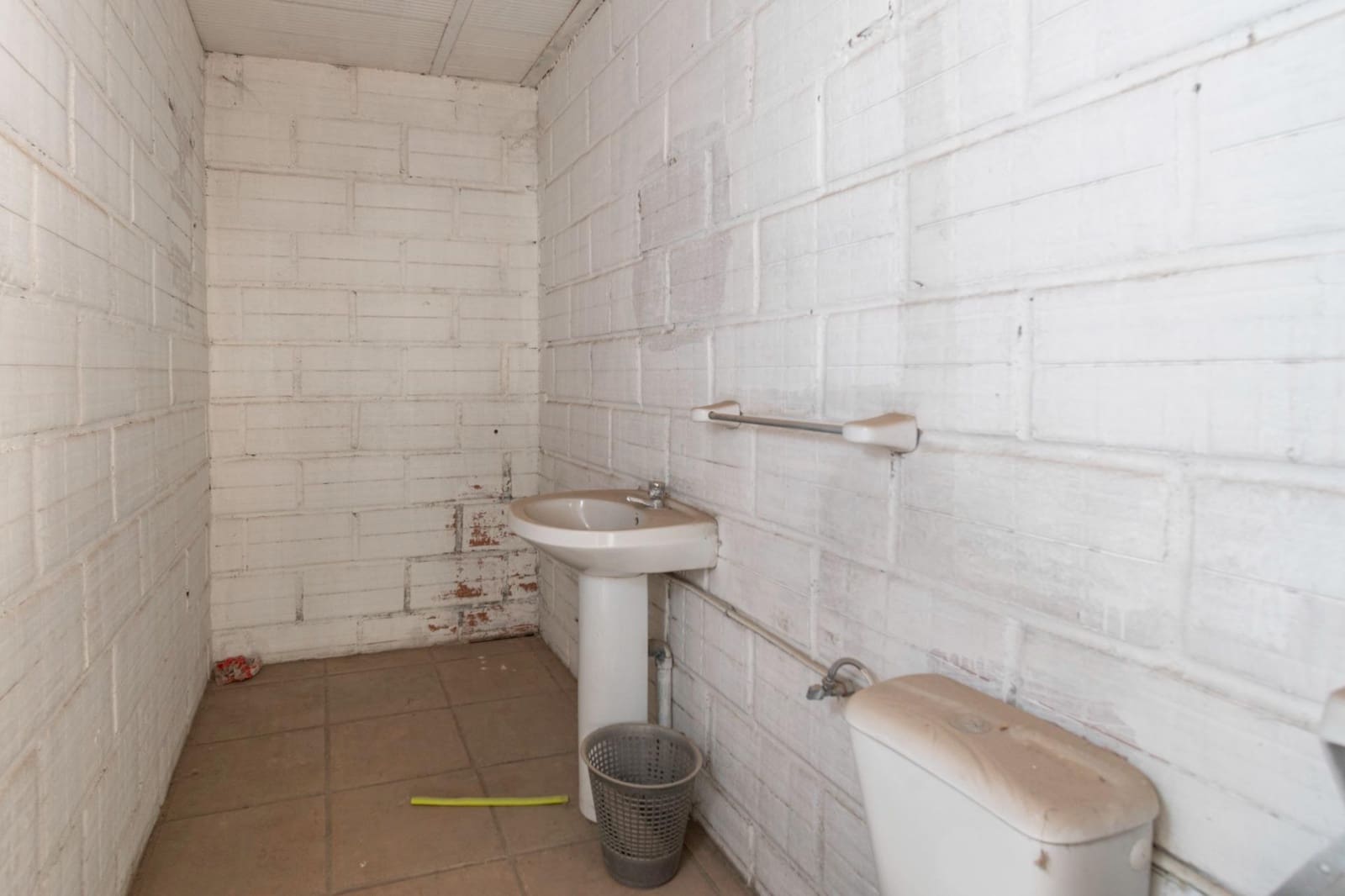 Business for sale in Jun with garage - € 88,000 (Ref: 9443240)