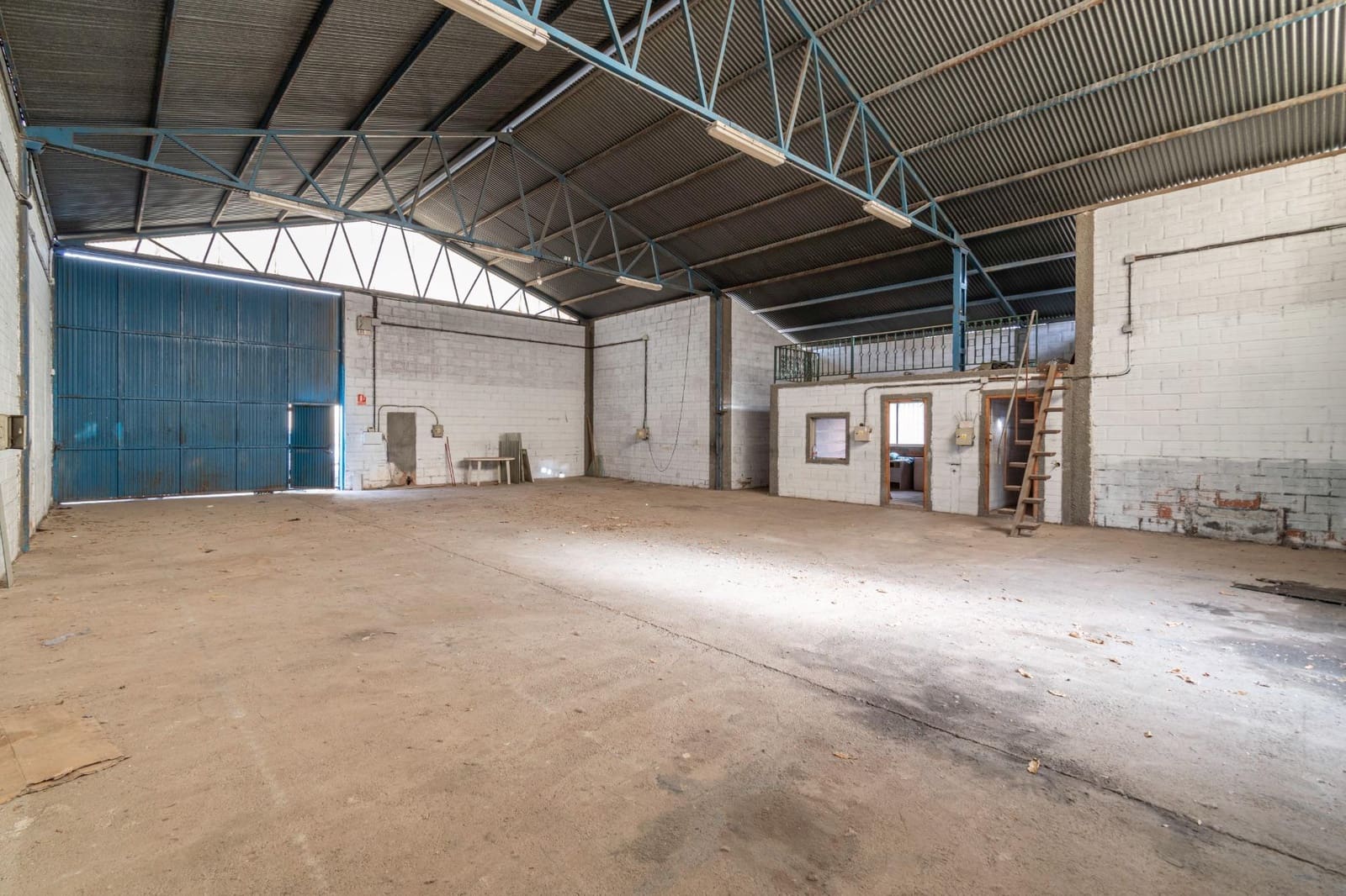 Business for sale in Jun with garage - € 88,000 (Ref: 9443240)