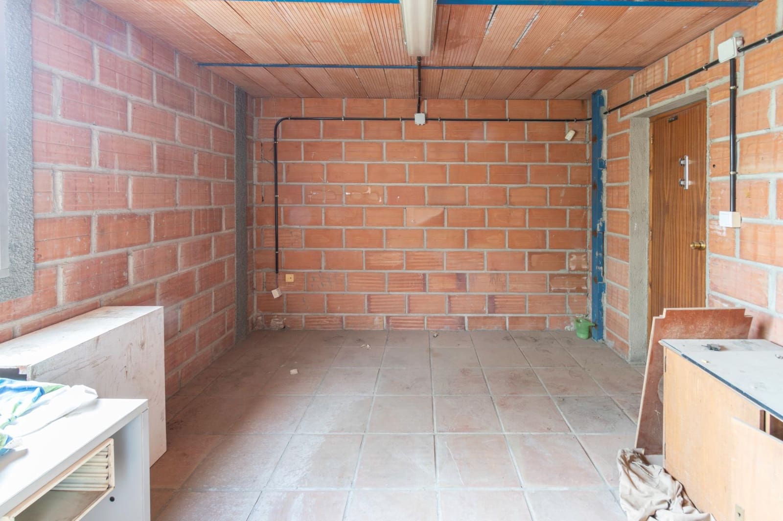 Business for sale in Jun with garage - € 88,000 (Ref: 9443240)