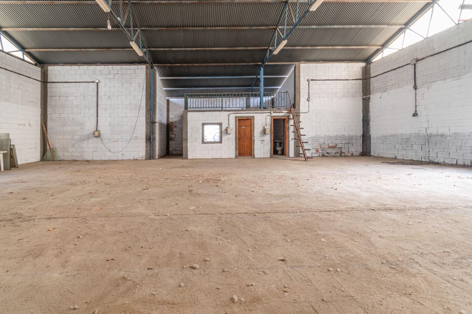 Business for sale in Jun with garage - € 88,000 (Ref: 9443240)