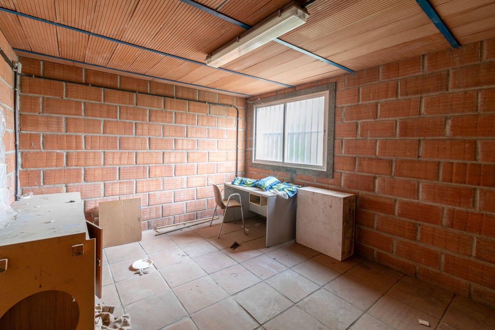 Business for sale in Jun with garage - € 88,000 (Ref: 9443240)