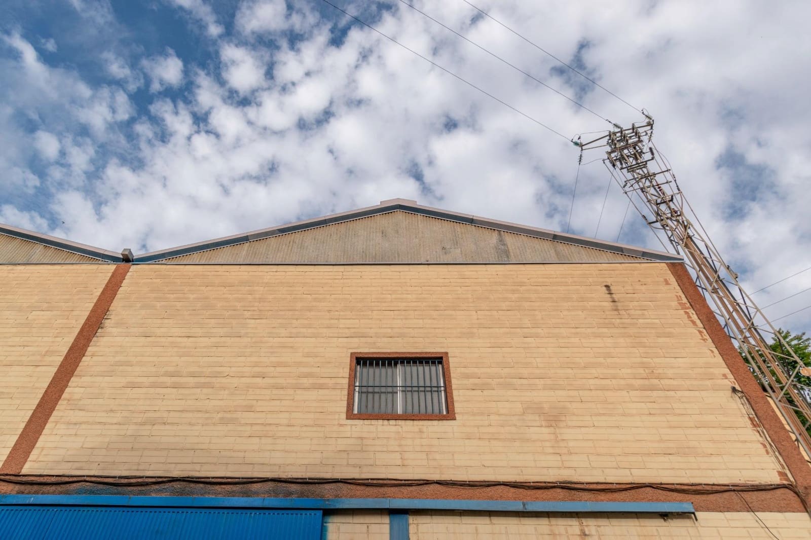 Business for sale in Jun with garage - € 88,000 (Ref: 9443240)