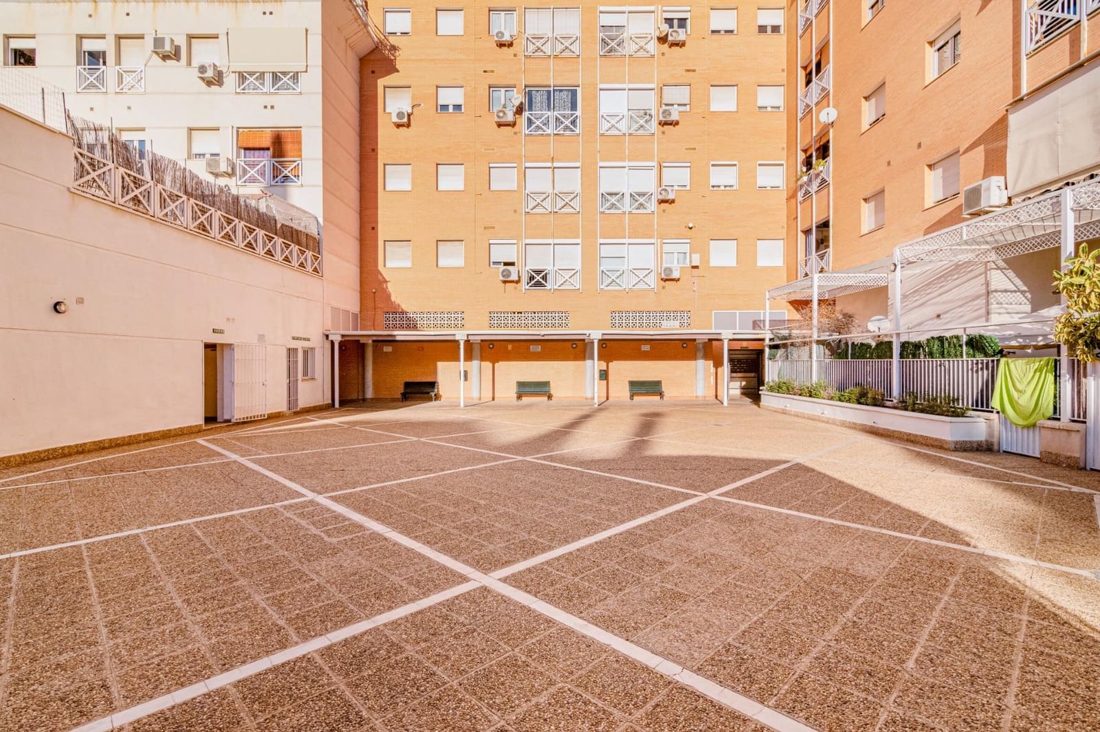 3 bedroom Flat for sale in Cenes de la Vega with pool garage - € 199,000 (Ref: 9446311)