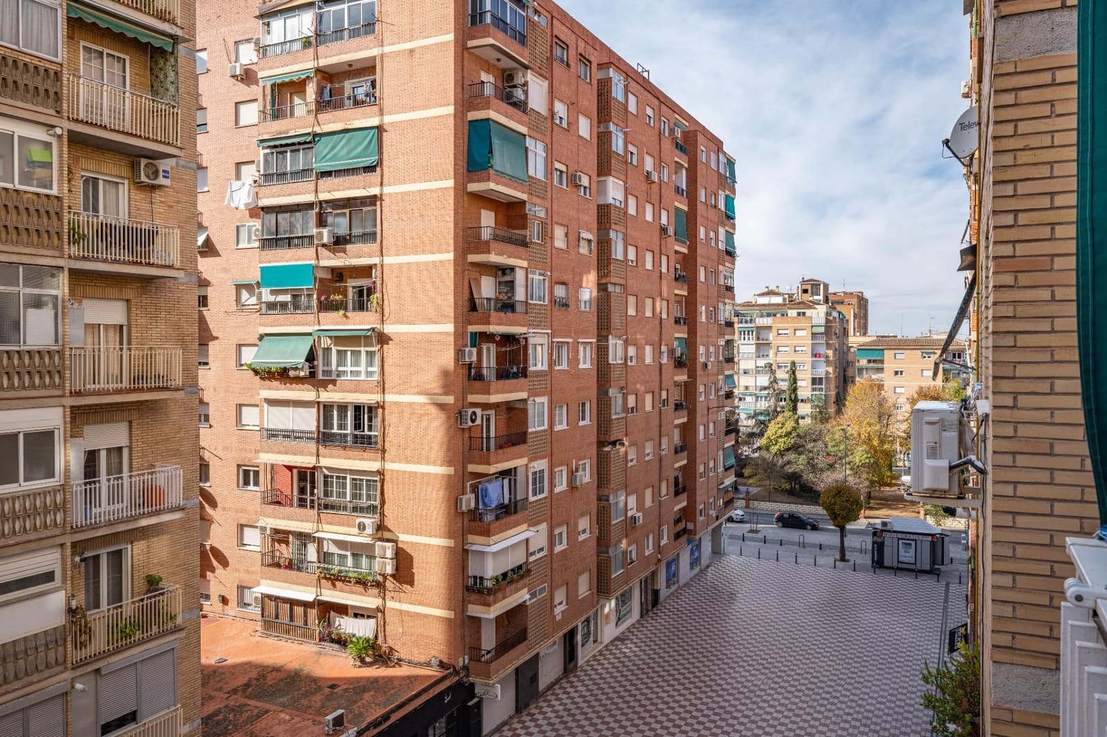 Piso de 3 habitaciones en Granada ciudad en venta - 215.000 € (Ref: 9462060)