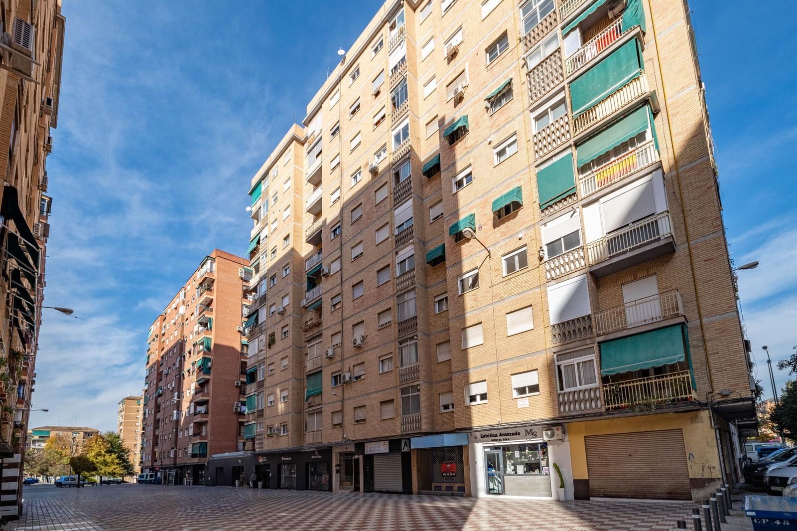 Piso de 3 habitaciones en Granada ciudad en venta - 215.000 € (Ref: 9462060)