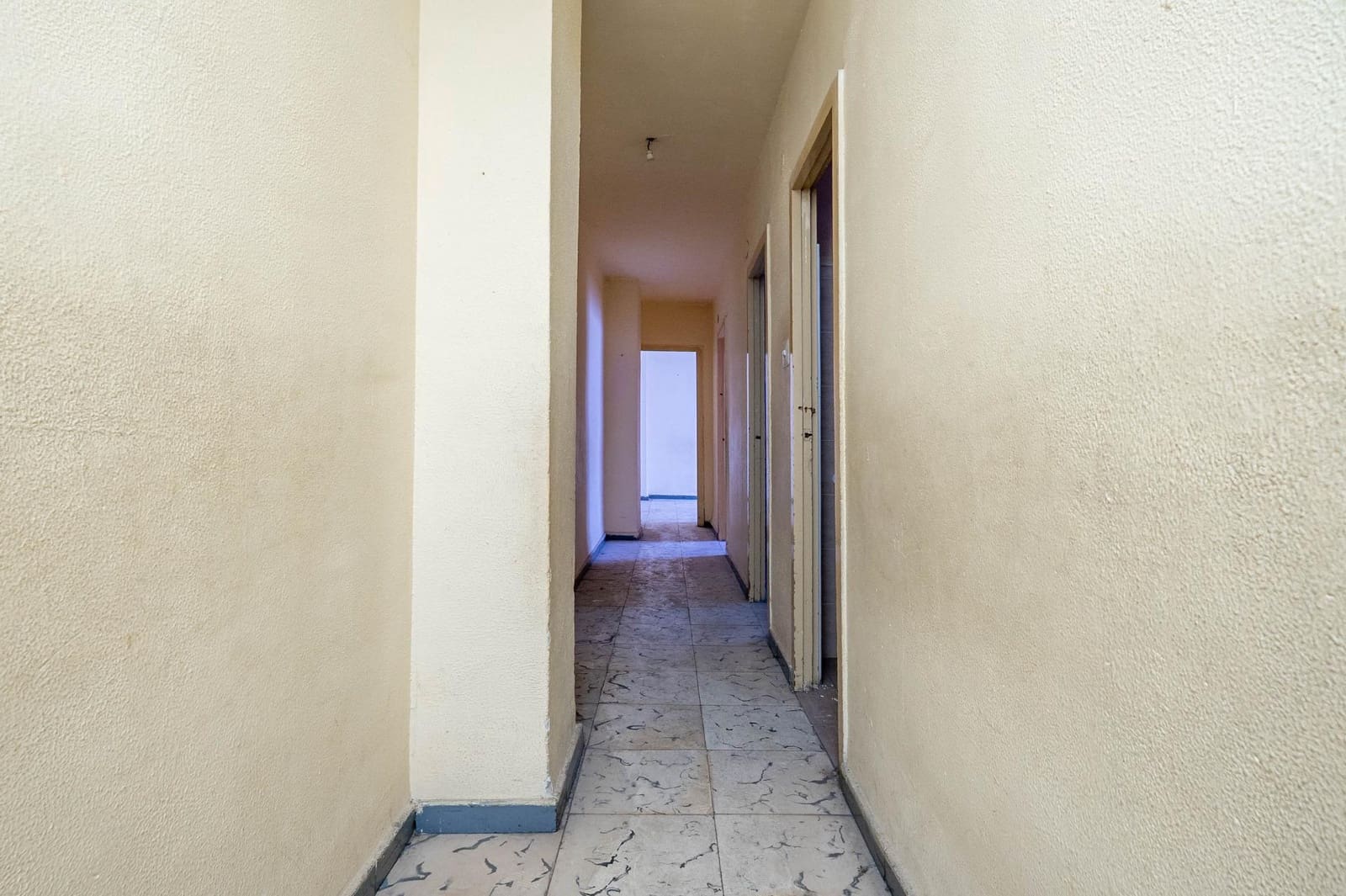 Piso de 4 habitaciones en Granada ciudad en venta - 135.000 € (Ref: 9474178)