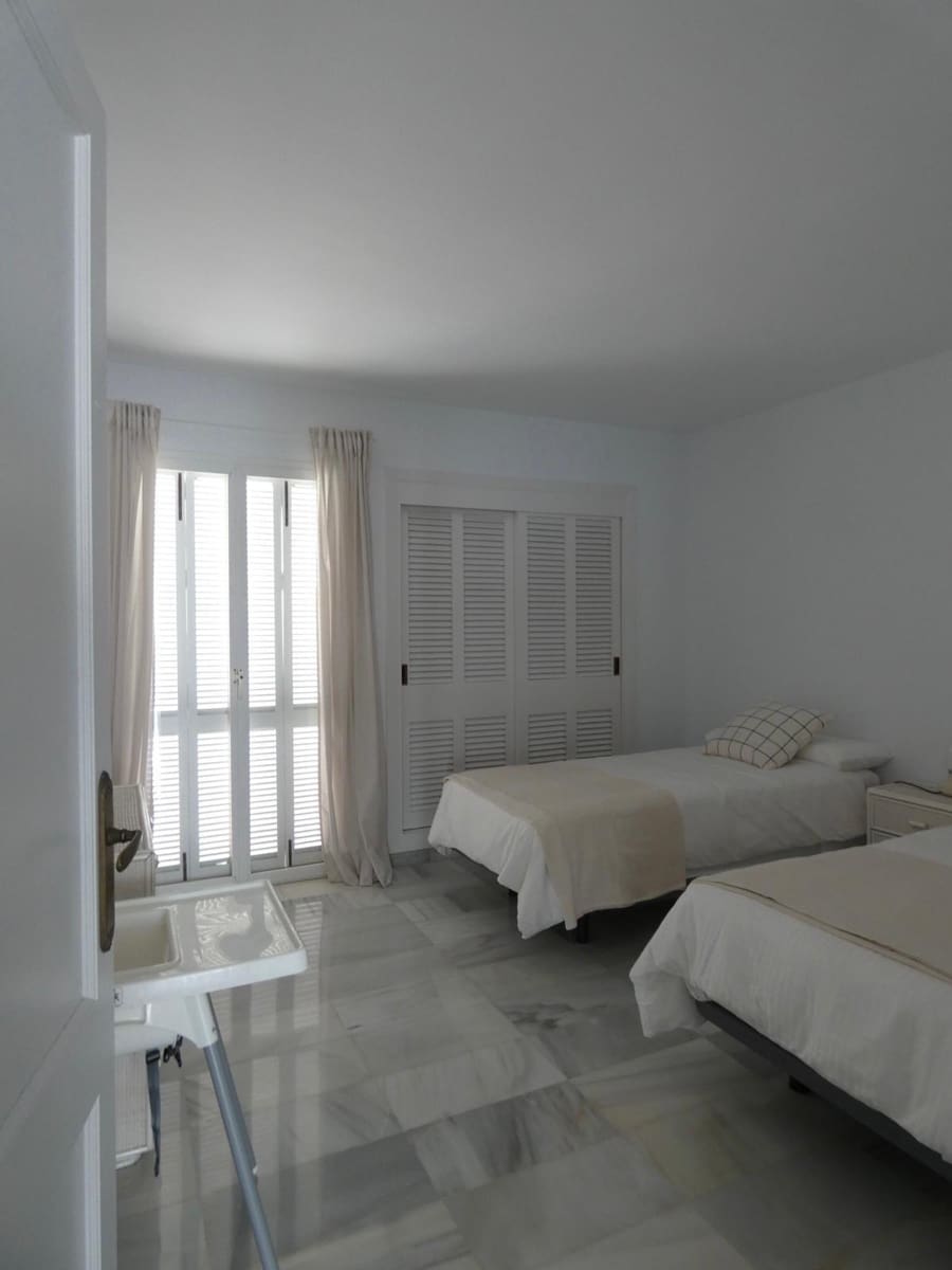 2 bedroom Flat for sale in La Herradura - € 385,000 (Ref: 9497167)