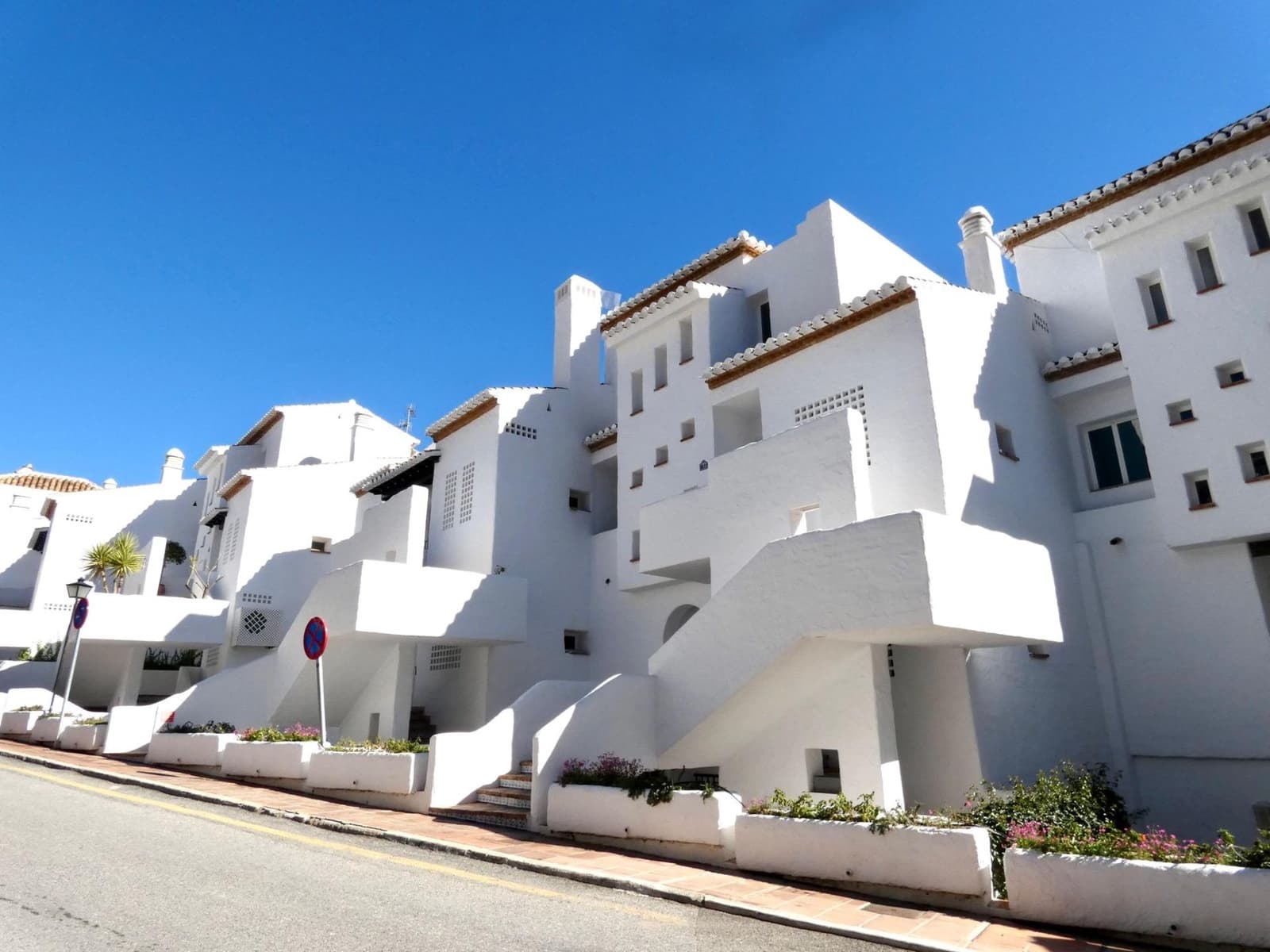 2 bedroom Flat for sale in La Herradura - € 385,000 (Ref: 9497167)