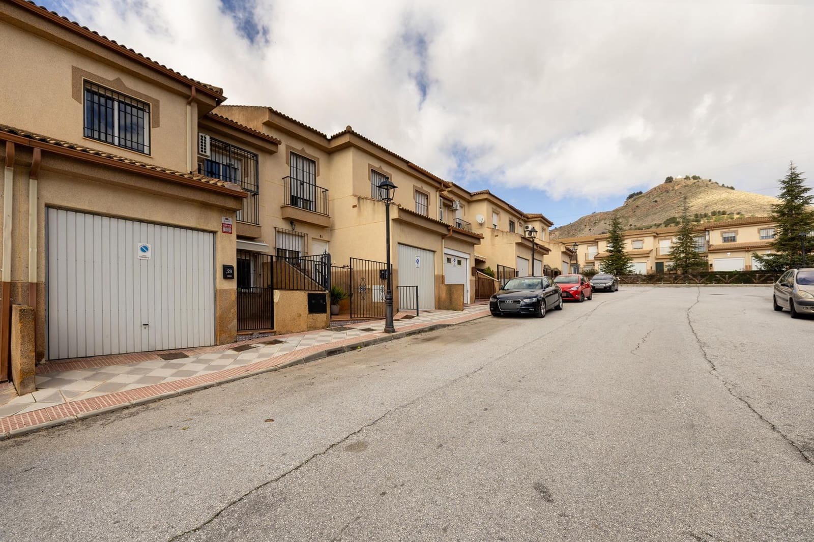 3 slaapkamer Rijtjeshuis te koop in Atarfe met garage - € 144.900 (Ref: 9604951)