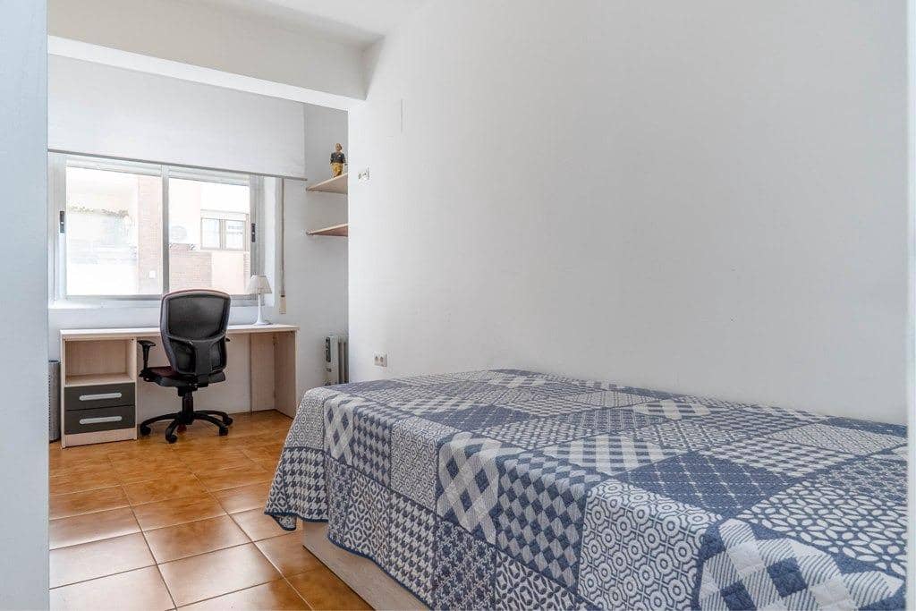 Piso de 4 habitaciones en Granada ciudad en venta - 265.000 € (Ref: 9604952)