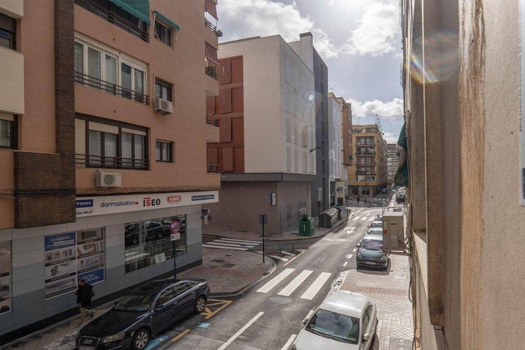 Piso de 4 habitaciones en Granada ciudad en venta - 265.000 € (Ref: 9604952)