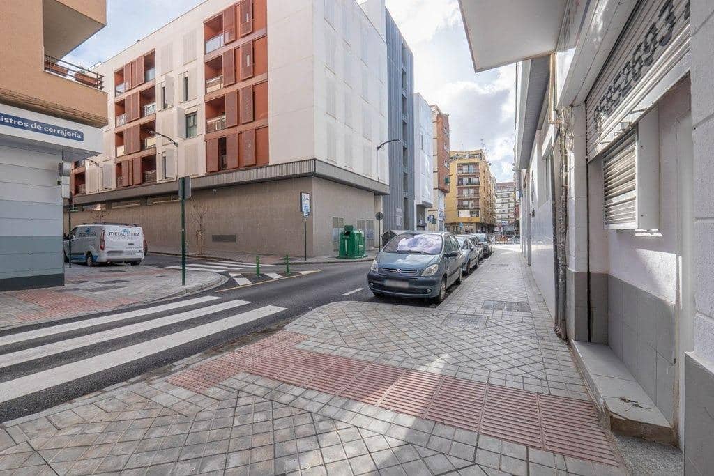 Piso de 4 habitaciones en Granada ciudad en venta - 265.000 € (Ref: 9604952)