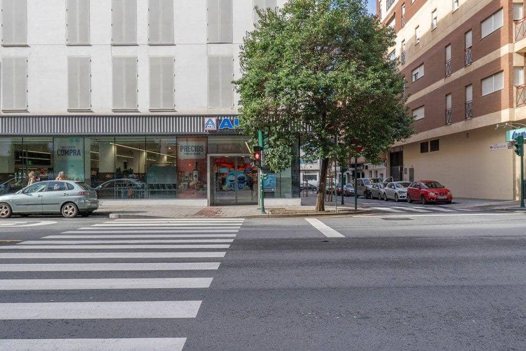 Piso de 4 habitaciones en Granada ciudad en venta - 265.000 € (Ref: 9604952)