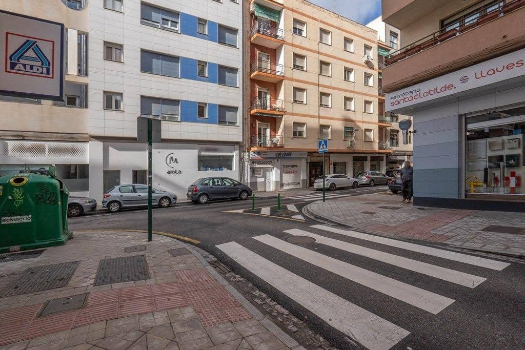 Piso de 4 habitaciones en Granada ciudad en venta - 265.000 € (Ref: 9604952)