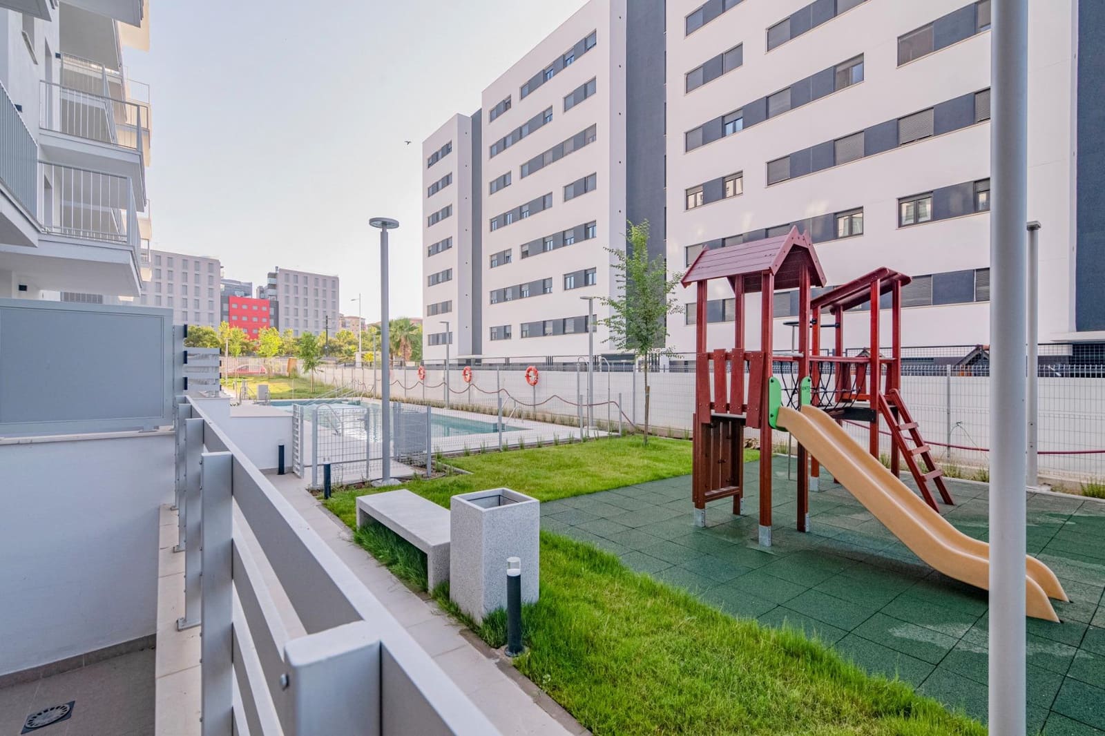 4 sypialnia Mieszkanie na sprzedaż w Miasto Grenada z basenem garażem - 395 000 € (Ref: 9611512)