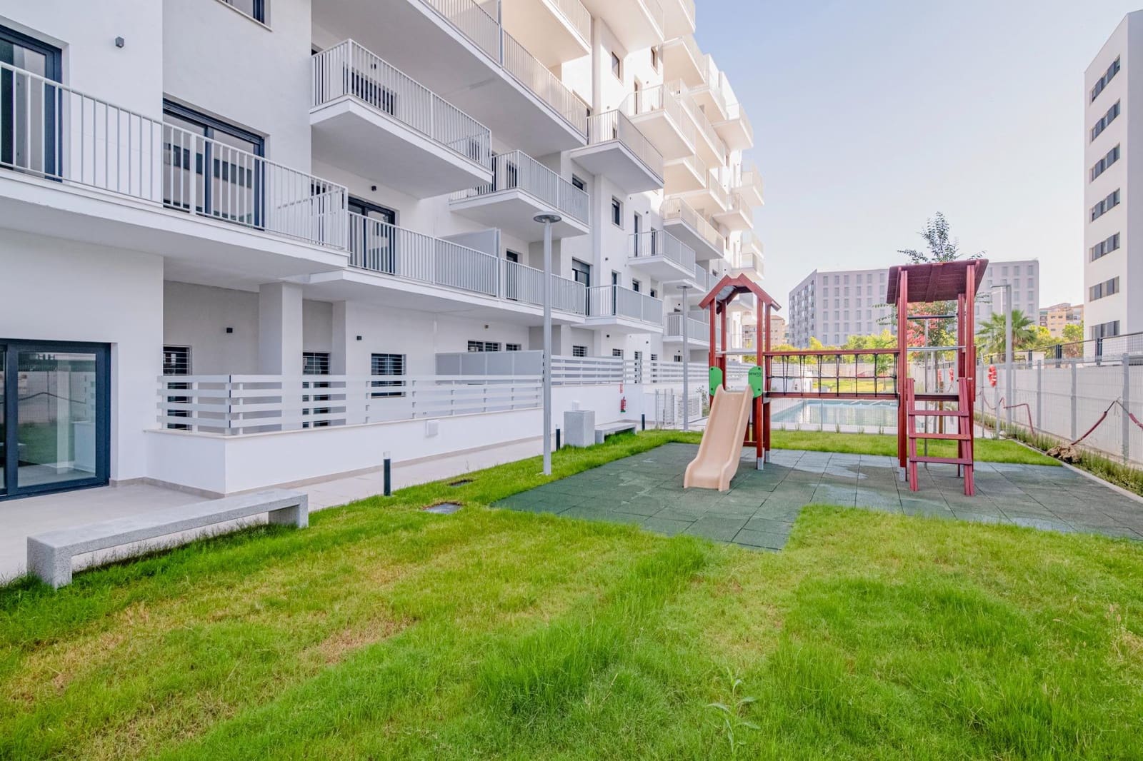 4 sypialnia Mieszkanie na sprzedaż w Miasto Grenada z basenem garażem - 395 000 € (Ref: 9611512)