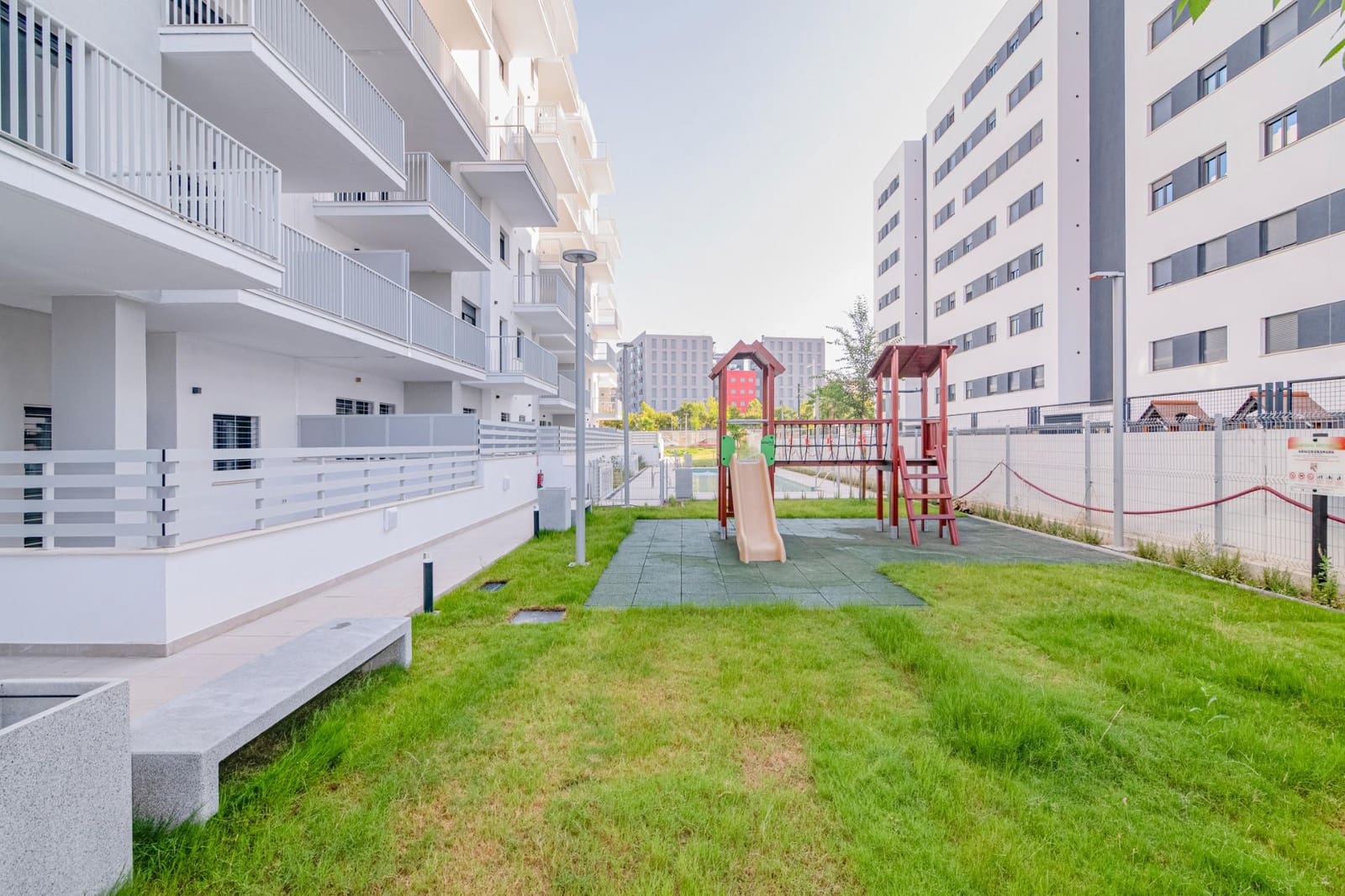 4 sypialnia Mieszkanie na sprzedaż w Miasto Grenada z basenem garażem - 395 000 € (Ref: 9611512)