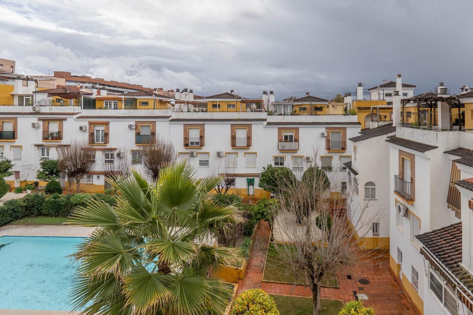 Adosado de 3 habitaciones en Granada ciudad en venta con piscina garaje - 282.000 € (Ref: 9625540)