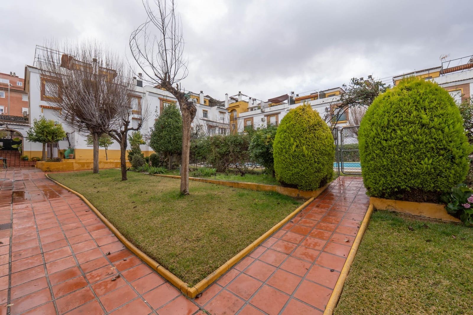 Adosado de 3 habitaciones en Granada ciudad en venta con piscina garaje - 282.000 € (Ref: 9625540)