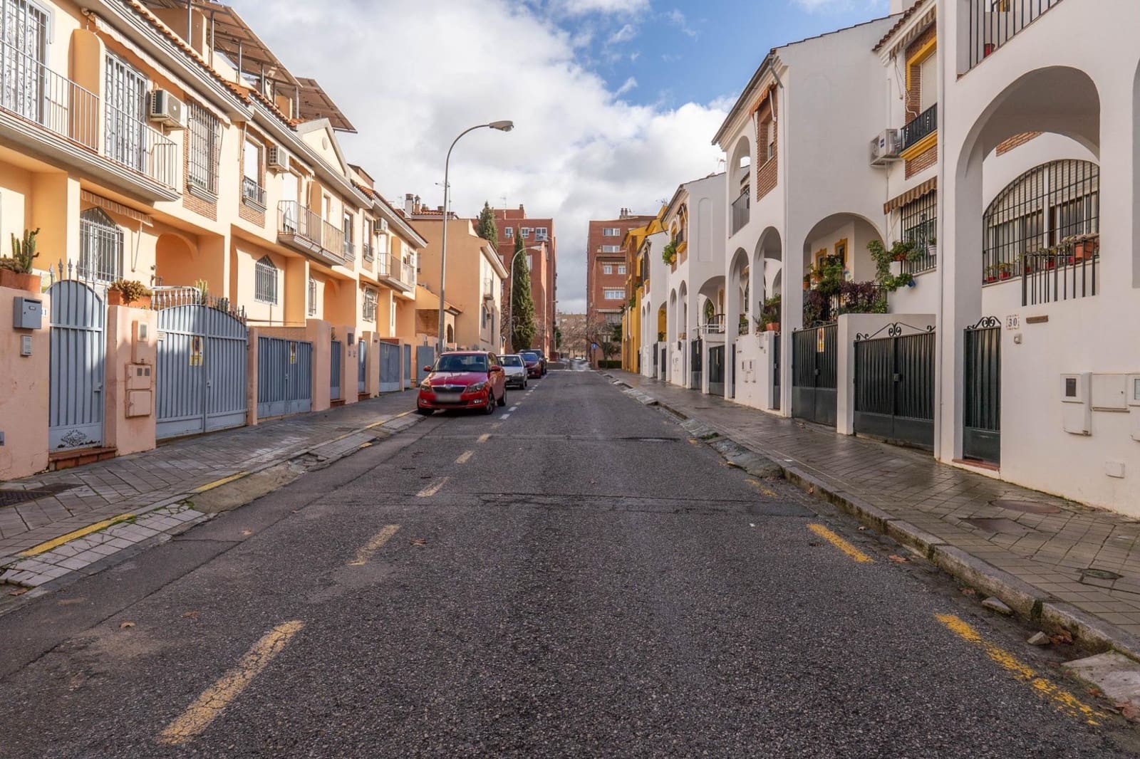 Adosado de 3 habitaciones en Granada ciudad en venta con piscina garaje - 282.000 € (Ref: 9625540)