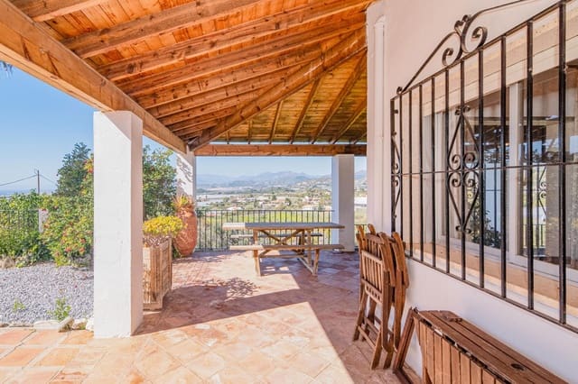 4 slaapkamer Villa te koop in Motril met zwembad garage - € 485.000 (Ref: 9644993)