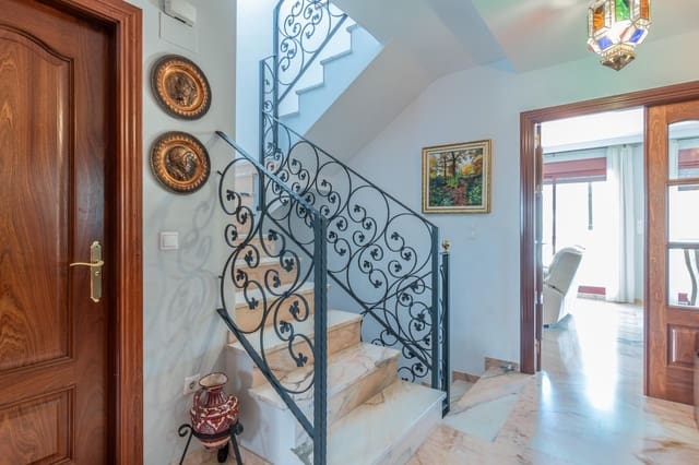 5 soverom Kjedet enebolig til salgs i Carretera de la Sierra, Granada by med svømmebasseng garasje - € 410 000 (Ref: 9659412)