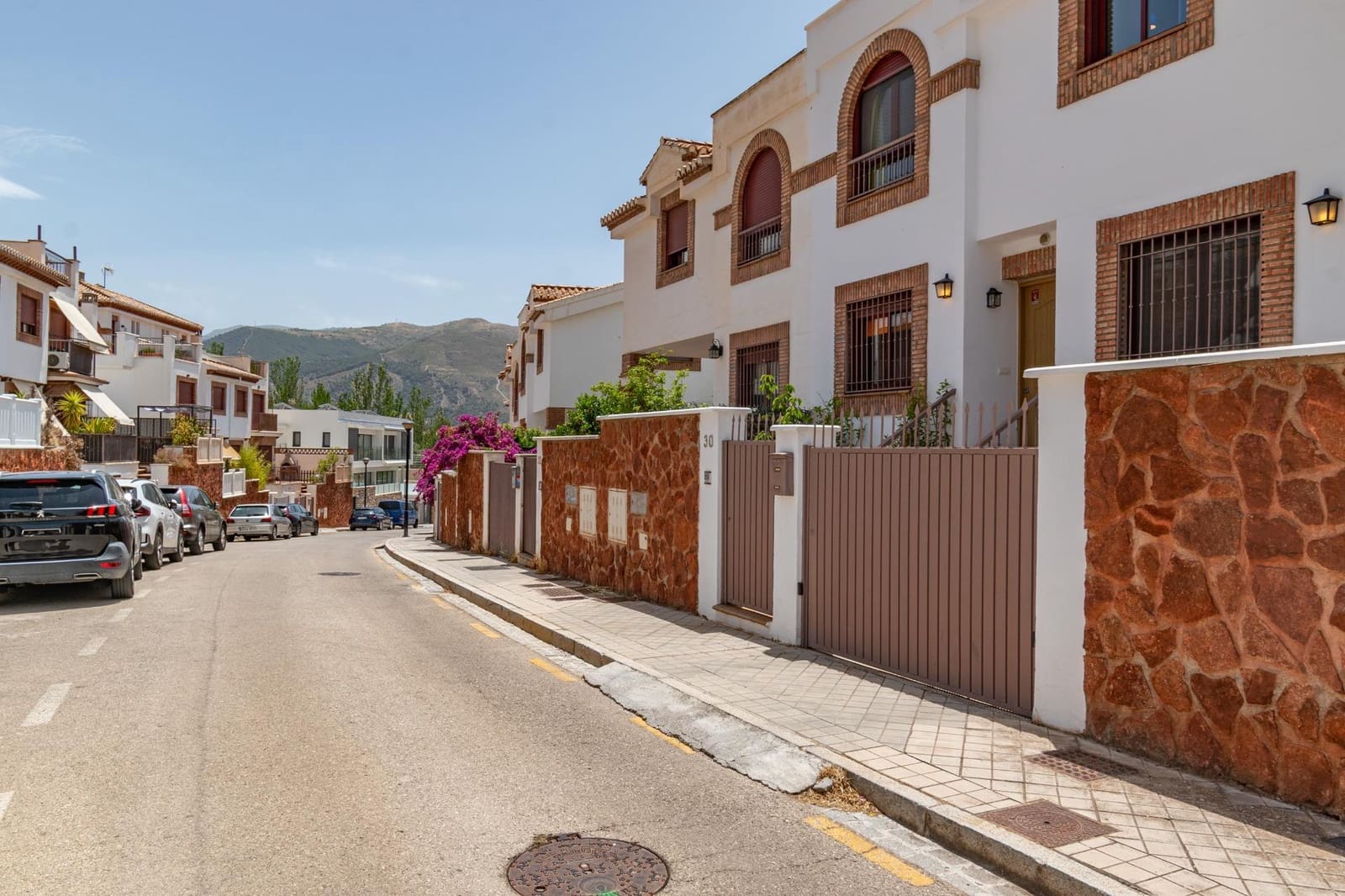 5 soverom Kjedet enebolig til salgs i Granada by med svømmebasseng garasje - € 410 000 (Ref: 9659412)