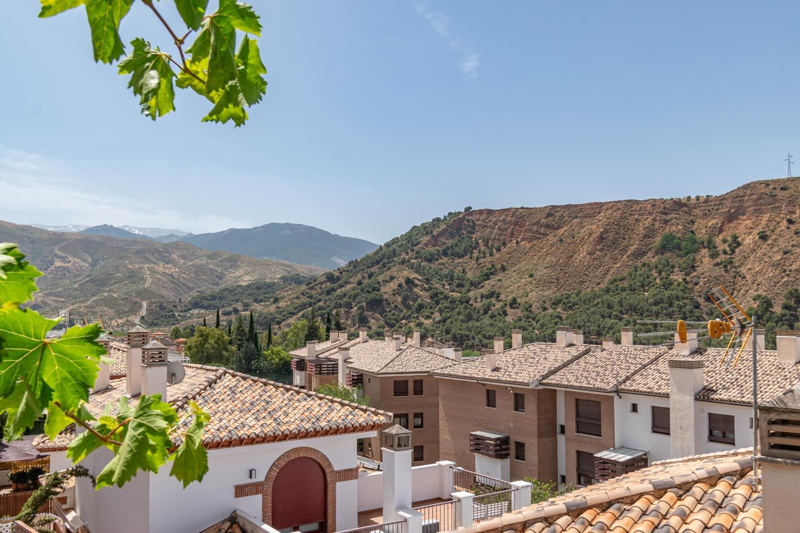 5 soverom Kjedet enebolig til salgs i Granada by med svømmebasseng garasje - € 410 000 (Ref: 9659412)