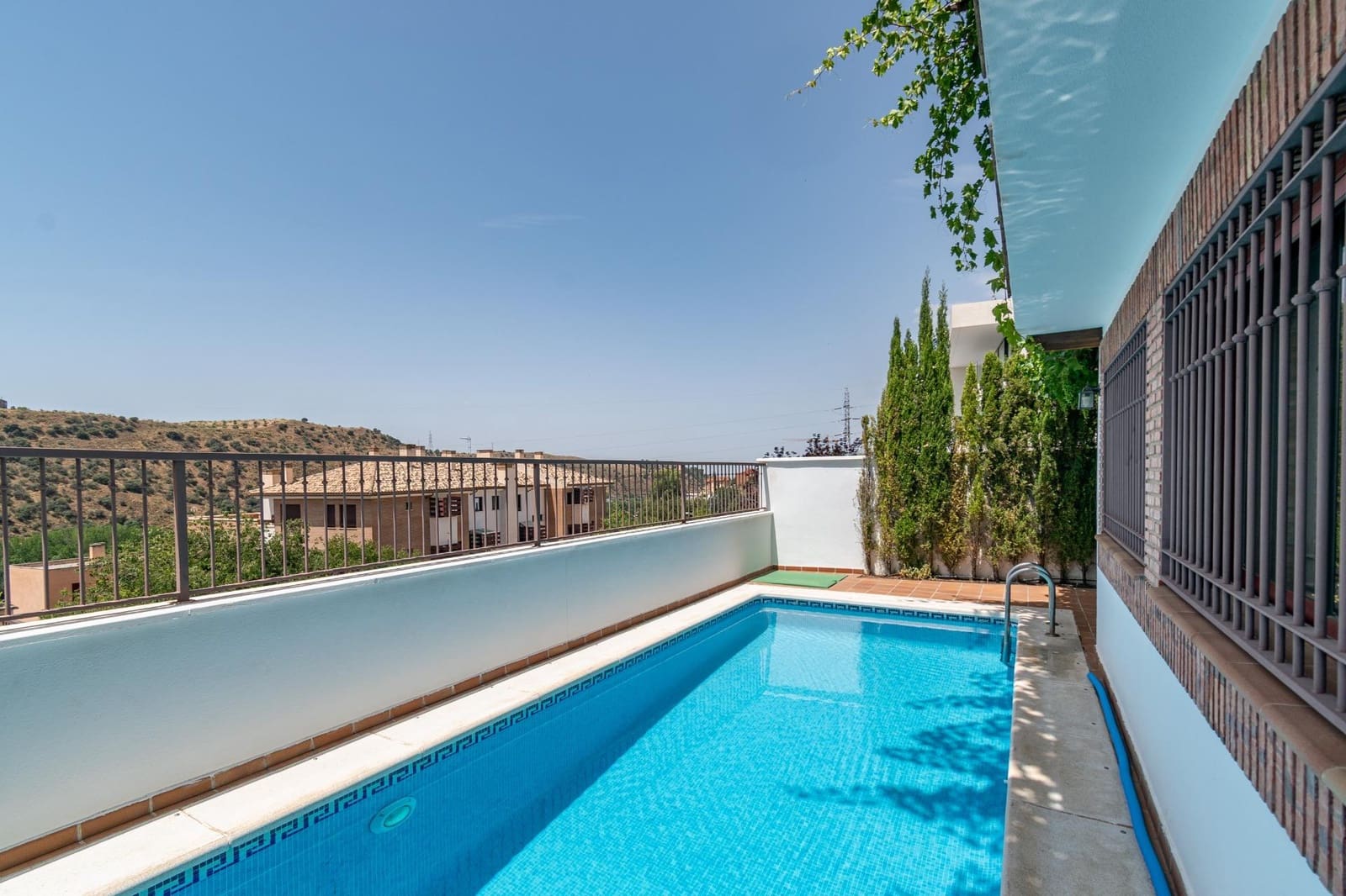 5 soverom Kjedet enebolig til salgs i Granada by med svømmebasseng garasje - € 410 000 (Ref: 9659412)