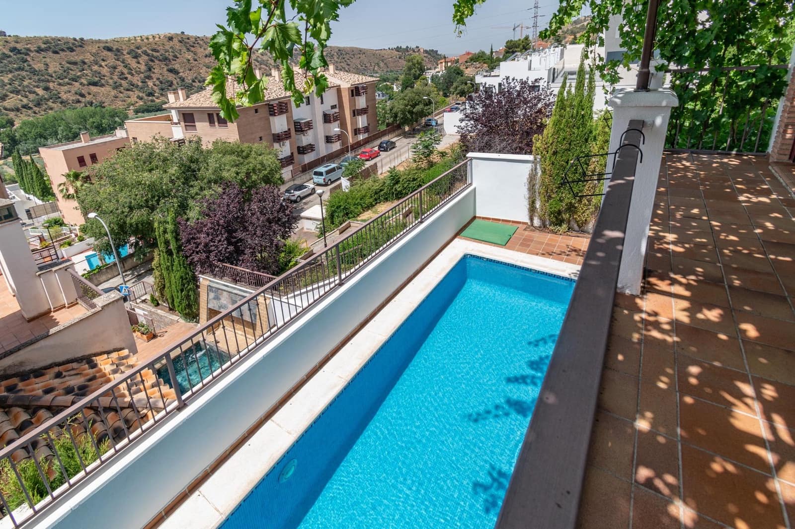 5 soverom Kjedet enebolig til salgs i Granada by med svømmebasseng garasje - € 410 000 (Ref: 9659412)