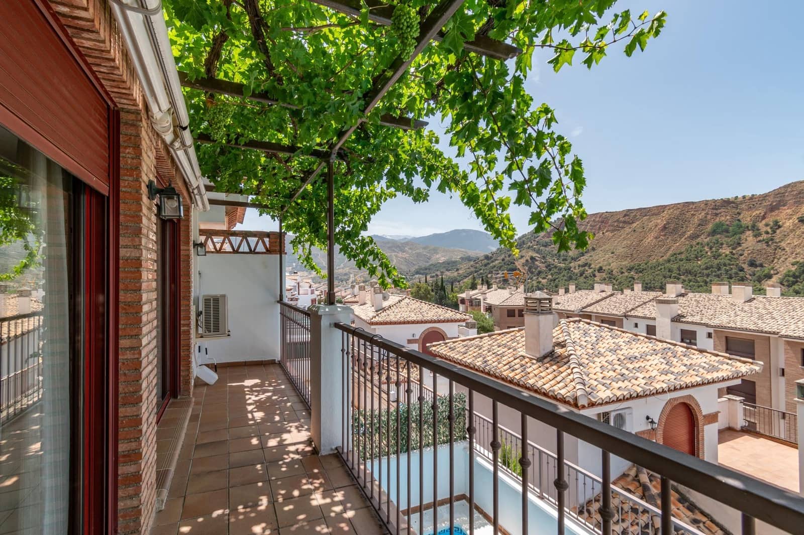 5 soverom Kjedet enebolig til salgs i Granada by med svømmebasseng garasje - € 410 000 (Ref: 9659412)