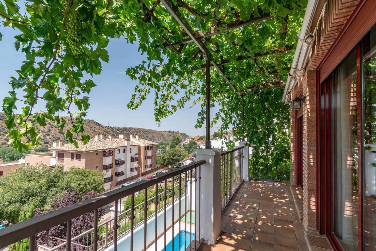 5 soverom Kjedet enebolig til salgs i Granada by med svømmebasseng garasje - € 410 000 (Ref: 9659412)