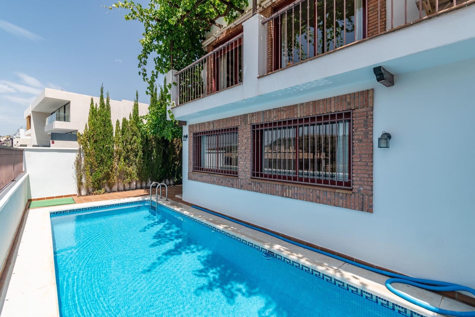 5 soverom Kjedet enebolig til salgs i Granada by med svømmebasseng garasje - € 410 000 (Ref: 9659412)