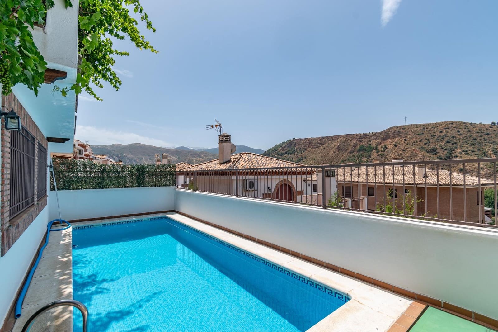 5 soverom Kjedet enebolig til salgs i Granada by med svømmebasseng garasje - € 410 000 (Ref: 9659412)